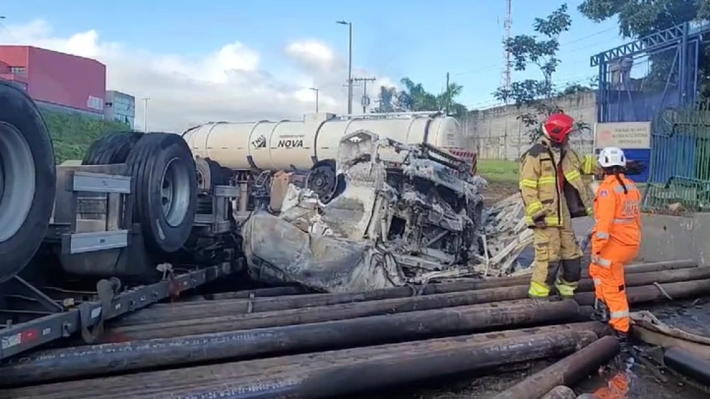 Corpo de Bombeiros confirma morte de motorista de carreta que pegou fogo na Fernão Dias, em Betim (MG)