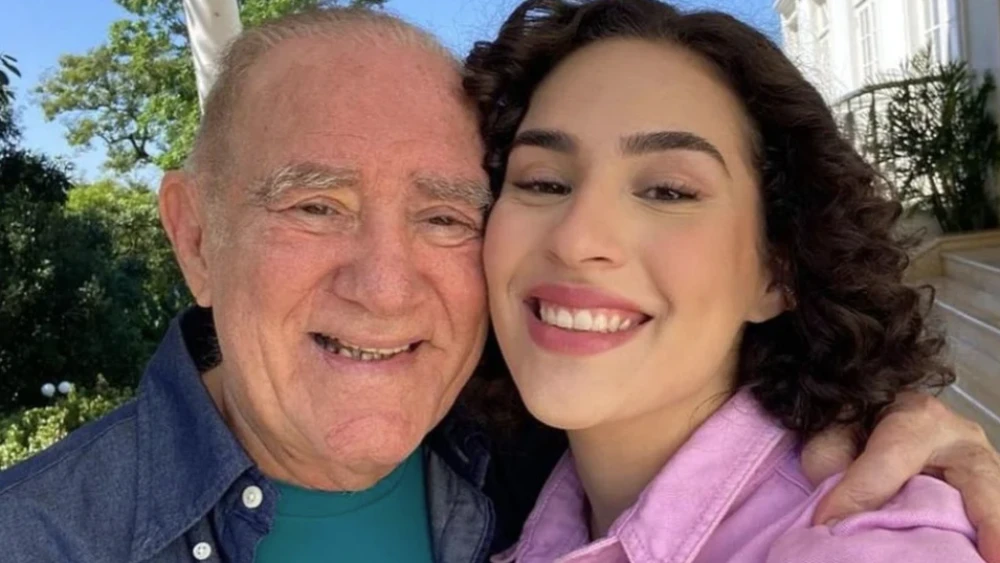 Filha de Renato Aragão desabafa sobre ataques à sua aparência: ‘Mandavam tirar a sobrancelha’